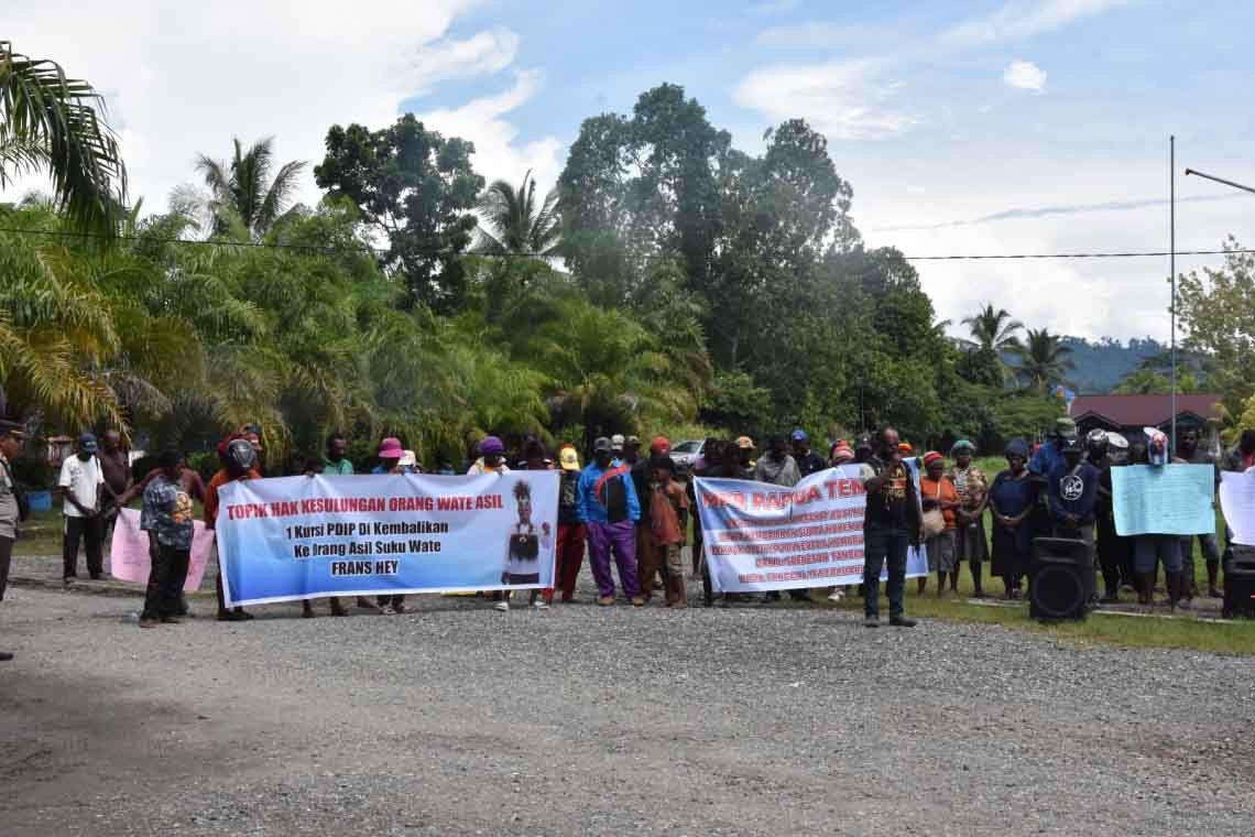 Demo Aliansi Masyarakat OAP Di MRP Papua Tengah